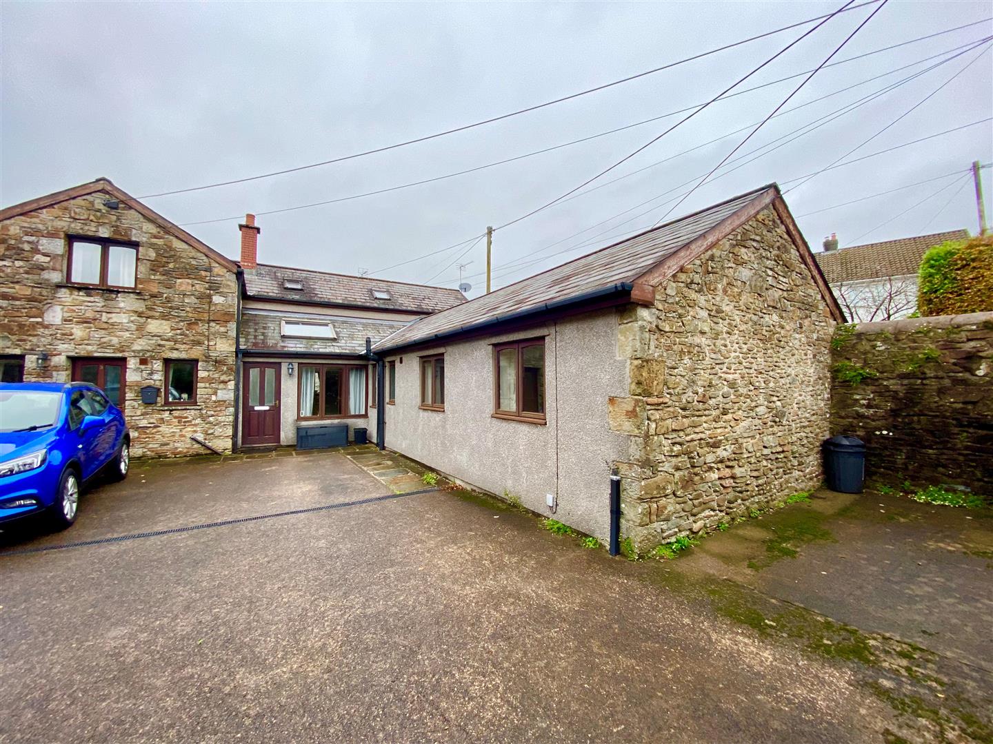 1 THE COURTYARD, WERN DEW FARM, ABERKENFIG.